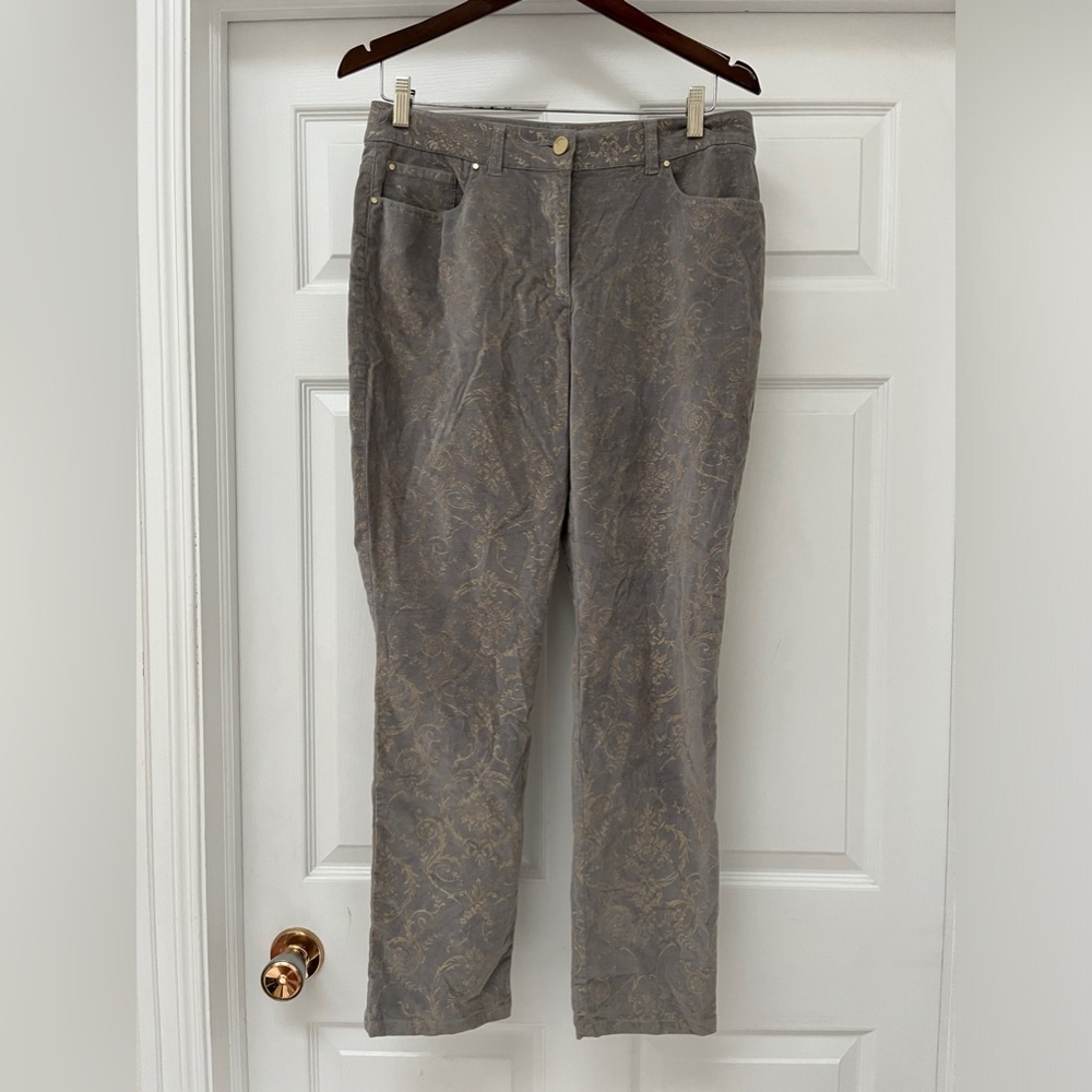 Chico’s Gray Velvet Gold Embossed
Damask Straight Leg Pants